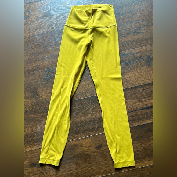 lululemon athletica Pants - Lululemon Aligns Size 2 28”. Barely worn and in EUC